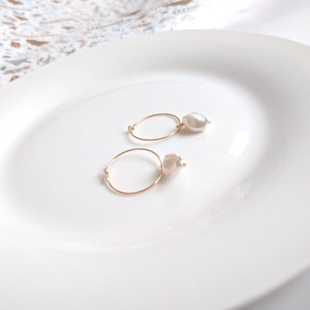 (SOLD)14K Gold Filled Baroque Pearl Hoop Earrings,Hand crafted,20 mm, - Picture 2 of 3